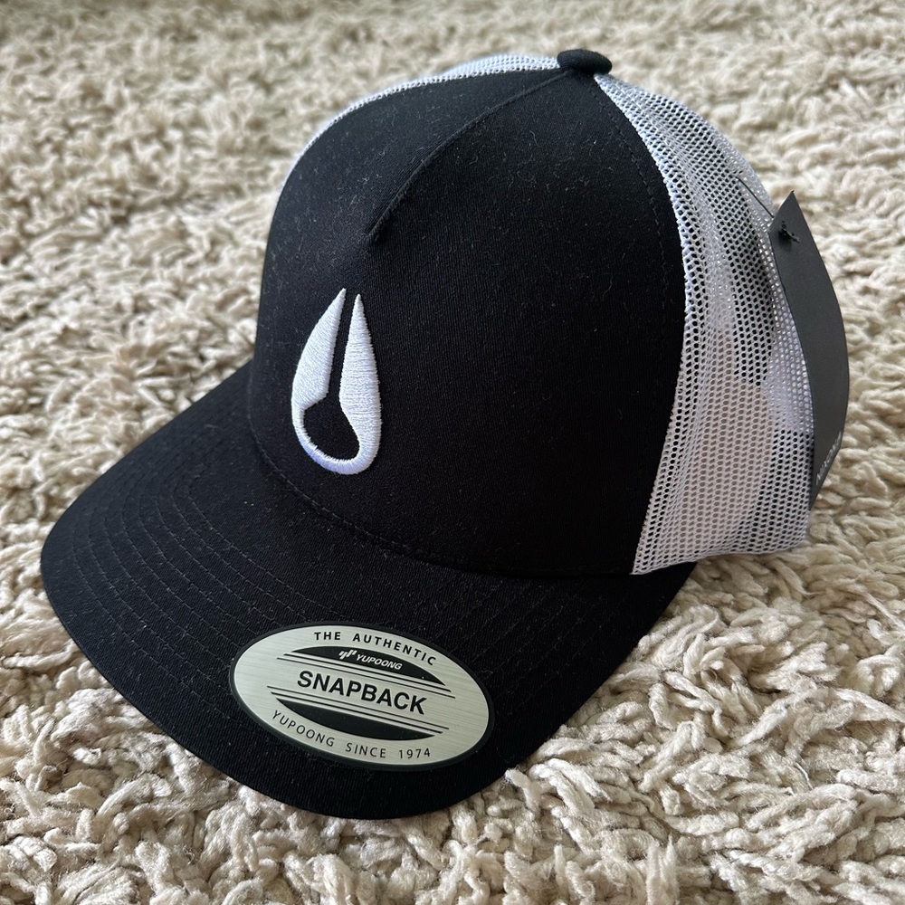 🌊🌊 Nixon Monochrome Snapback Cap